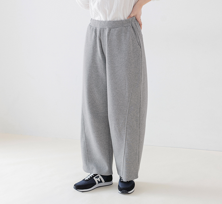 100％リネンタックワイドパンツ 全4色をラックに掛けた商品画像