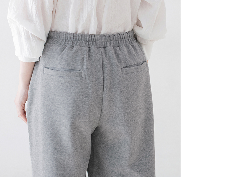 100％リネンタックワイドパンツ マーマレードを着用したモデルのポーズ画像