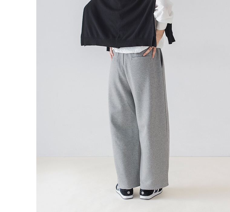 杢グレーのこなれスウェットカーブパンツを後ろから見た着用画像