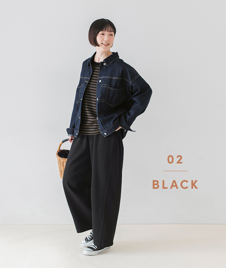 ブラックのこなれスウェットカーブパンツにデニムジャケットとボーダートップスを合わせた全身コーディネート