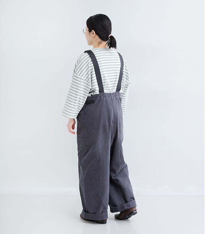 &yarn ボーダープルオーバー スタッフ着用 グレー 全身後ろ