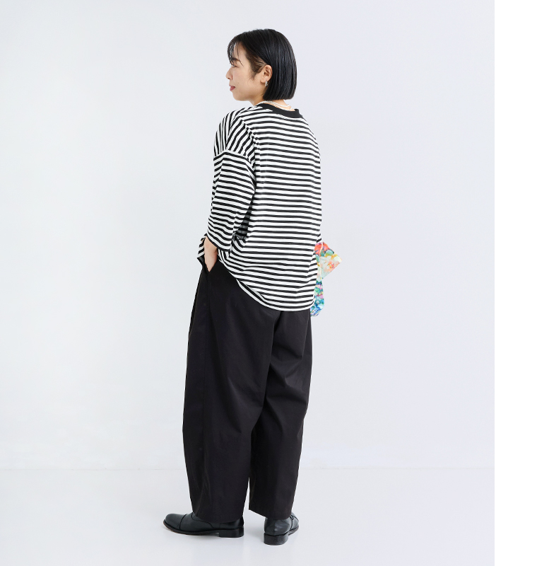 &yarn ボーダープルオーバー スタッフ着用 ブラック 全身後ろ