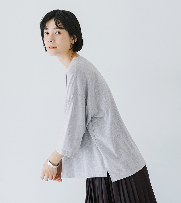 &yarn1枚で着映えるワイドプルオーバー（杢グレー）のサイドシルエットと裾スリットのディテール