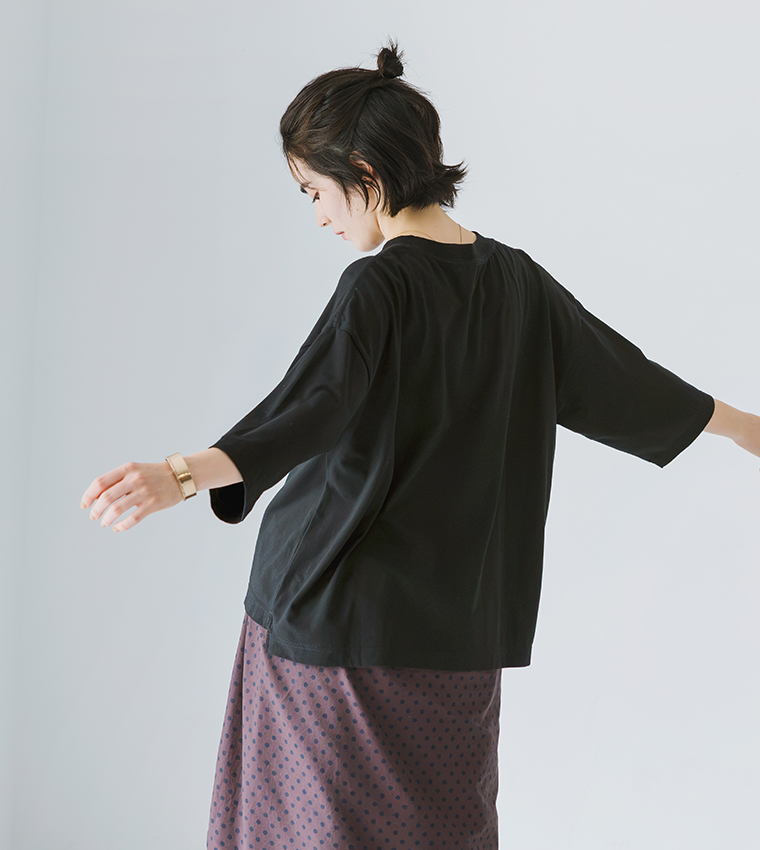 &yarn1枚で着映えるワイドプルオーバー（ブラック）のバックシルエットとゆったりとした袖デザイン
