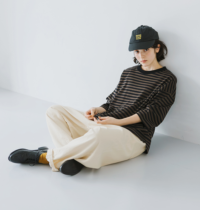 &yarn1枚で着映えるボーダーワイドプルオーバーのキャメルカラーにワイドパンツを合わせたカジュアルコーディネート