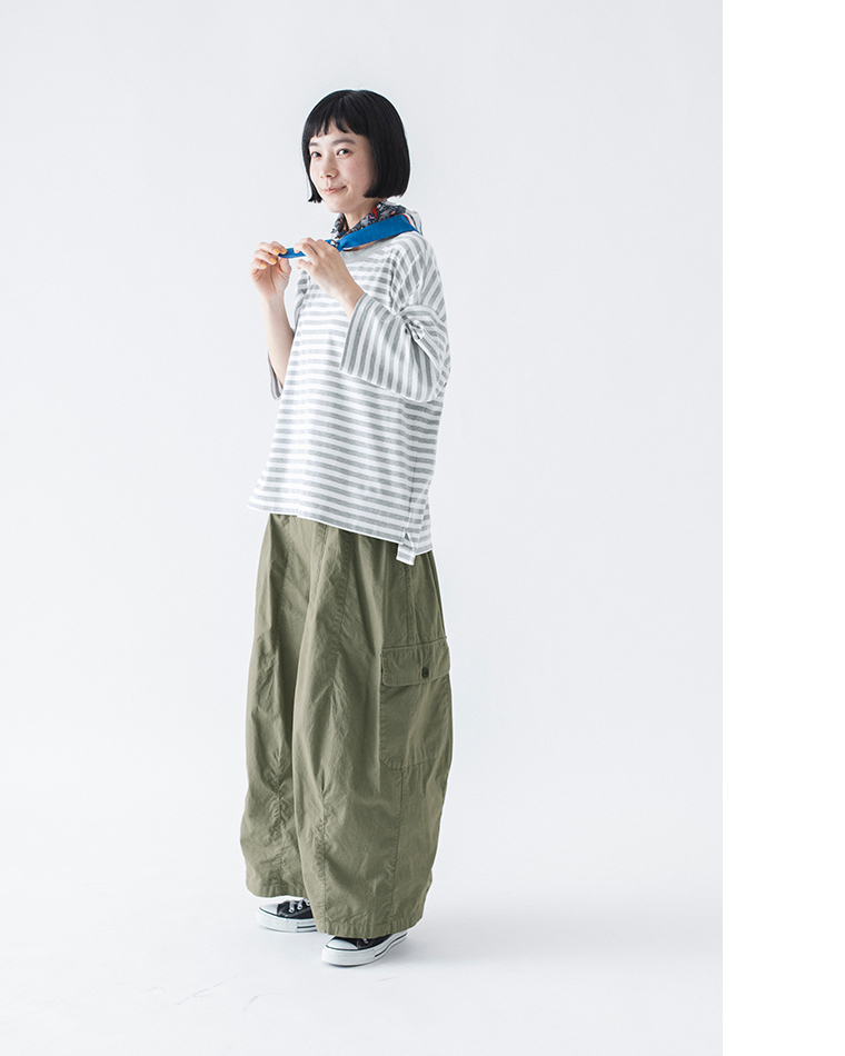 &yarn1枚で着映えるボーダーワイドプルオーバーのグレーカラーにカーゴパンツを合わせたコーディネート画像（スカーフをアクセントに添えた着こなし）