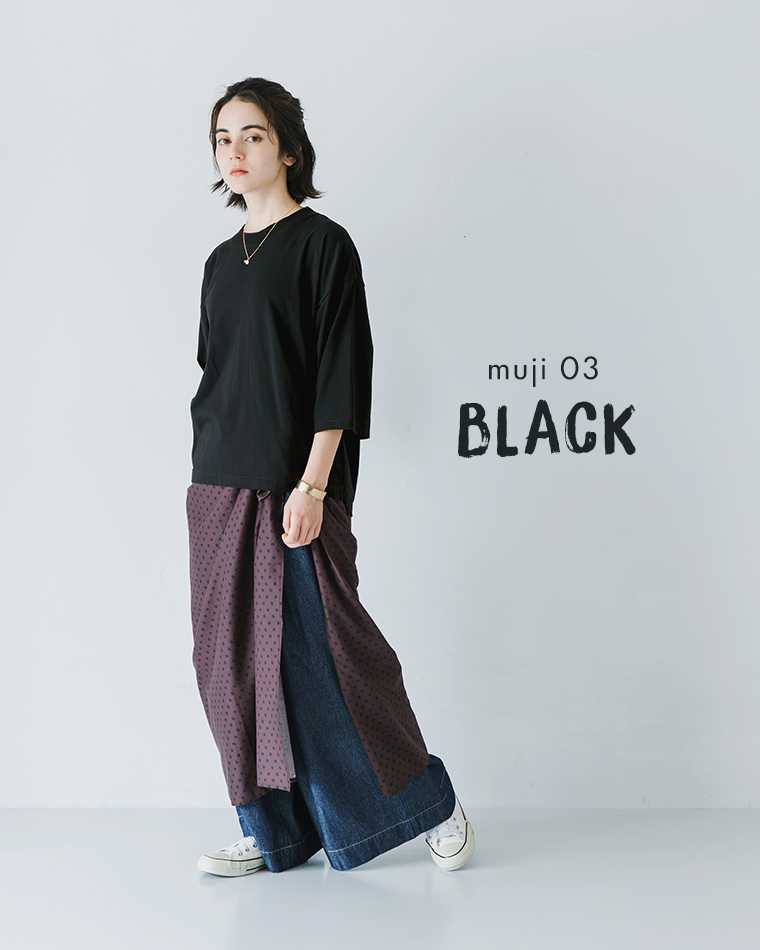 &yarn1枚で着映えるワイドプルオーバーのブラックカラーにデニムパンツとドット柄の巻きスカートを合わせたコーディネート画像
