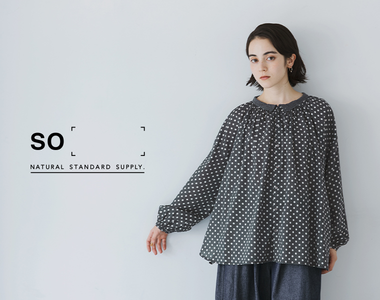 so コットンブロード レースカラーギャザーブラウス（グレードット）を着用した女性モデルの正面スタイル