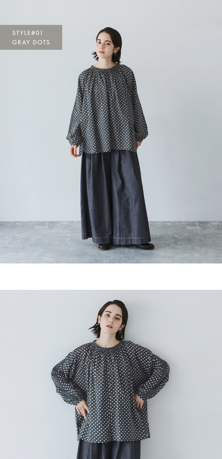 グレードットブラウスとデニムワイドパンツを合わせた女性モデルのコーディネート