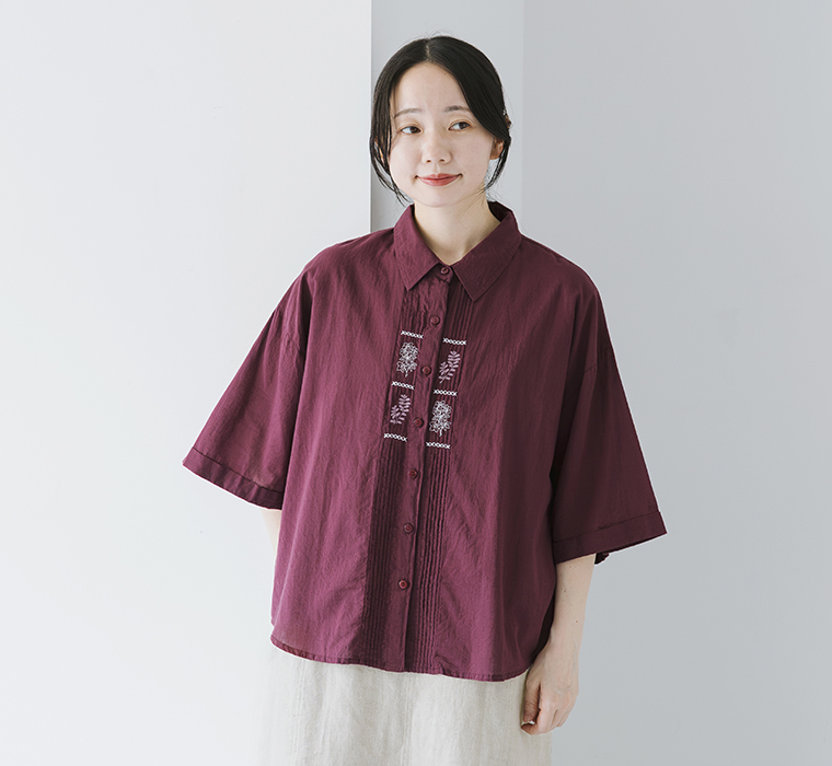 LUPILIENのボルドーのキャンブリック ボタニカル刺繍シャツのゆったりとしたシルエットがわかる着用スタイル