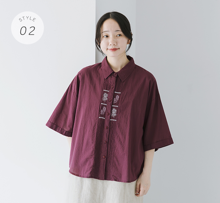LUPILIENのボルドーのキャンブリック ボタニカル刺繍シャツのゆったりとしたシルエットがわかる着用スタイル
