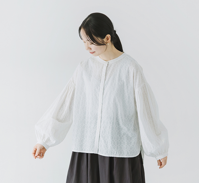 m.nのホワイトのコットン総刺繍長袖ブラウスのふんわりとした袖とゆったりシルエットがわかる着用スタイル