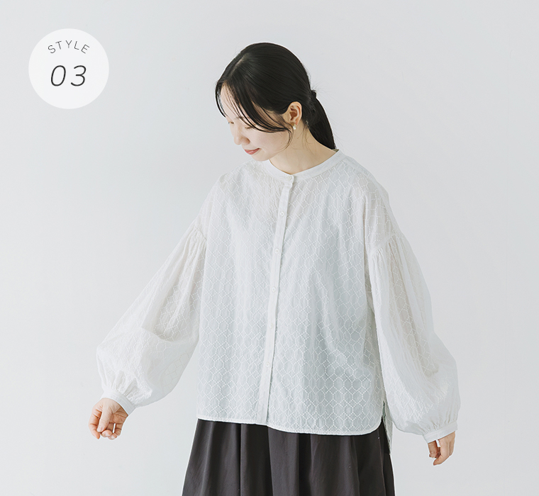 m.nのホワイトのコットン総刺繍長袖ブラウスのふんわりとした袖とゆったりシルエットがわかる着用スタイル