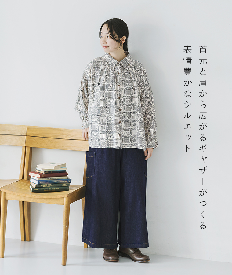 バンダナ柄 袖ふんわりシャツにデニムワイドパンツを合わせたナチュラルな全身コーディネート