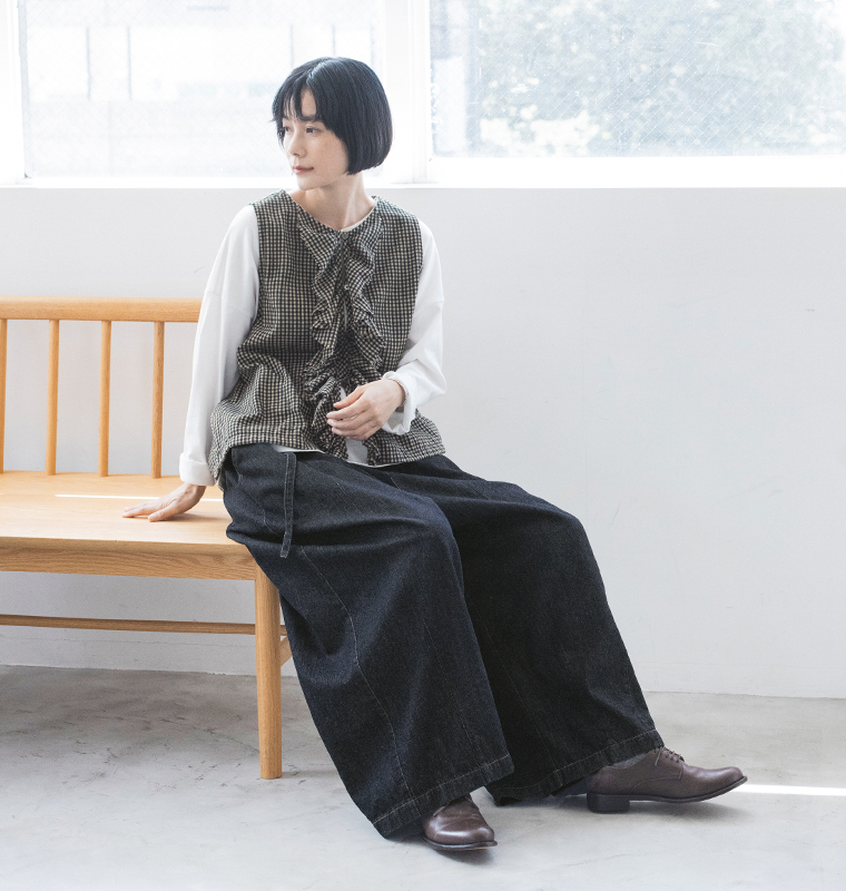 ista-ire ソフトコットンデニムベルト付きワイドバルーンパンツ インディゴ style02 全身座り
