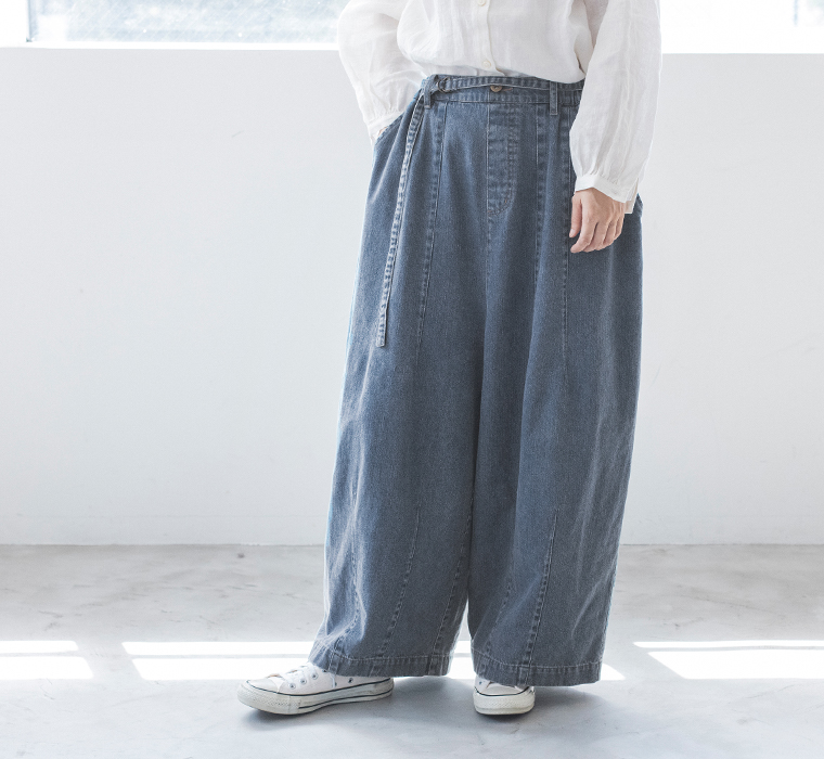 ista-ire ソフトコットンデニムベルト付きワイドバルーンパンツ ブルー パンツ寄り前