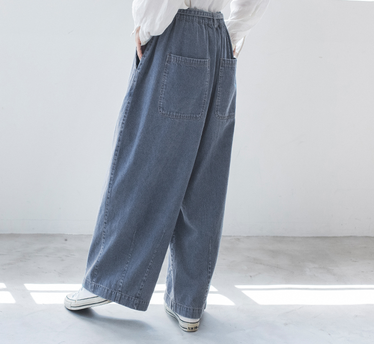 ista-ire ソフトコットンデニムベルト付きワイドバルーンパンツ ブルー パンツ寄り後ろ