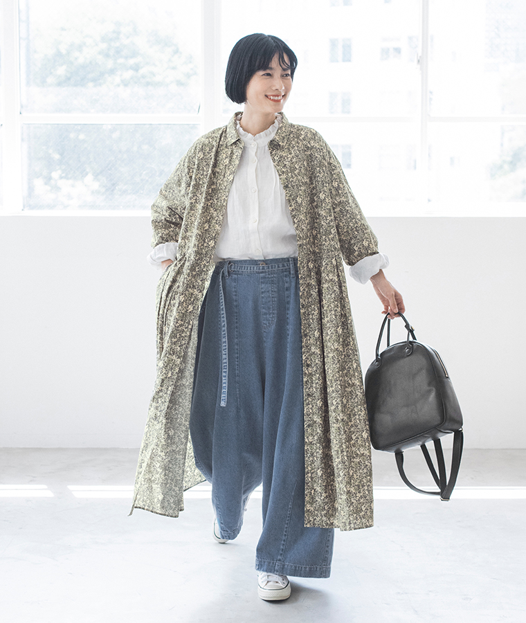 ista-ire ソフトコットンデニムベルト付きワイドバルーンパンツ ブルー 全身前