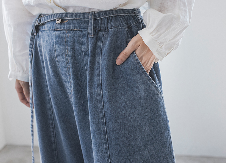 ista-ire ソフトコットンデニムベルト付きワイドバルーンパンツ ブルー ウエスト寄り
