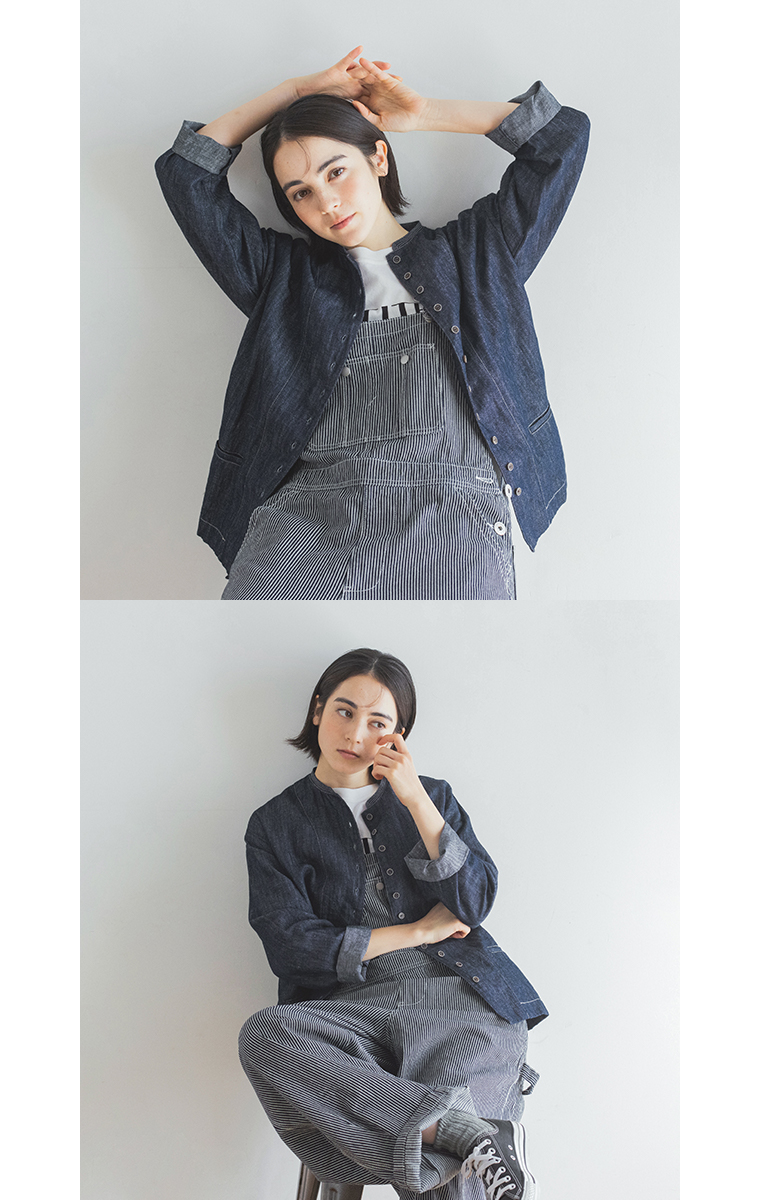 sloeコットンリネンデニム ステッチ襟ボタンジャケットをストライプ柄のサロペットとTシャツに合わせた着用画像（ポーズ違い2カット）