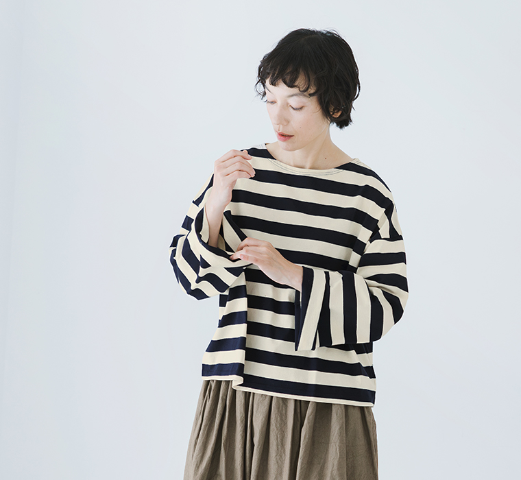 コットンワイドスリーブボーダープルオーバー ナチュラルのワイドスリーブとゆったりとしたシルエットがわかる着用カット