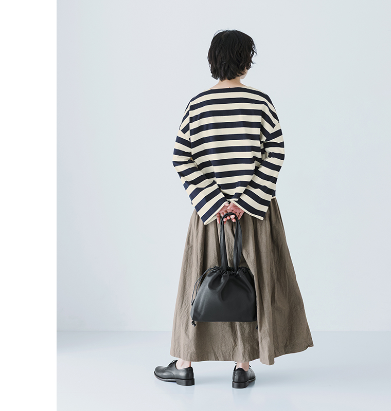 コットンワイドスリーブボーダープルオーバー ナチュラルのゆったりとした後ろ姿とボーダー柄がわかるバックスタイル