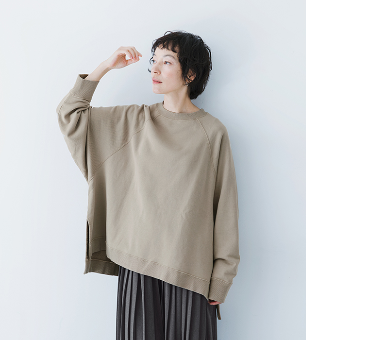 コットン裏毛ワイドプルオーバー グレージュのゆったりとしたシルエットを見せた着用スタイル