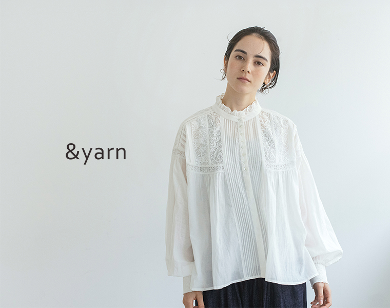 &yarn ピンタックレースブラウス（ホワイト）を着用した女性モデルの正面スタイル