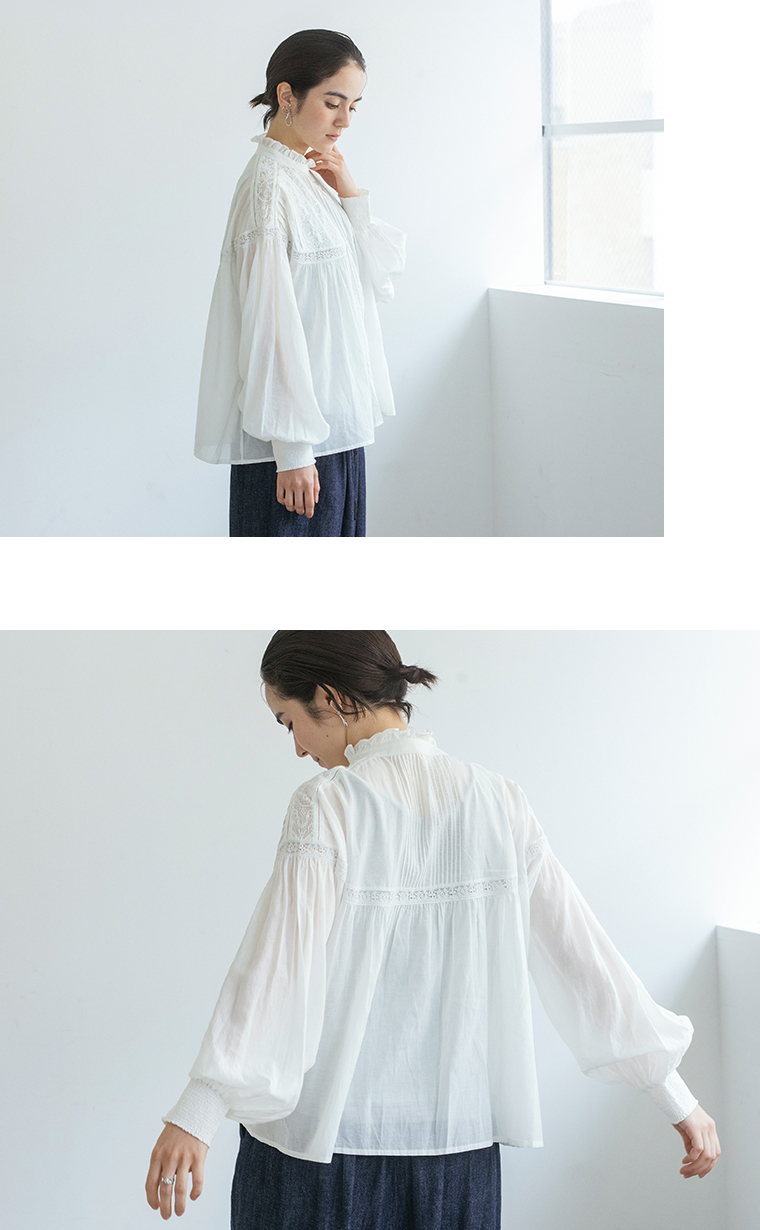 ピンタックレースブラウス（ホワイト）を着用した女性モデルの横向きと後ろ姿