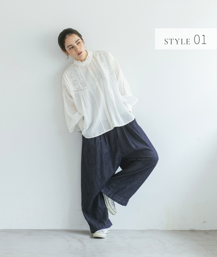 ピンタックレースブラウス（ホワイト）とデニムワイドパンツを着用した女性モデルの全身と正面スタイル