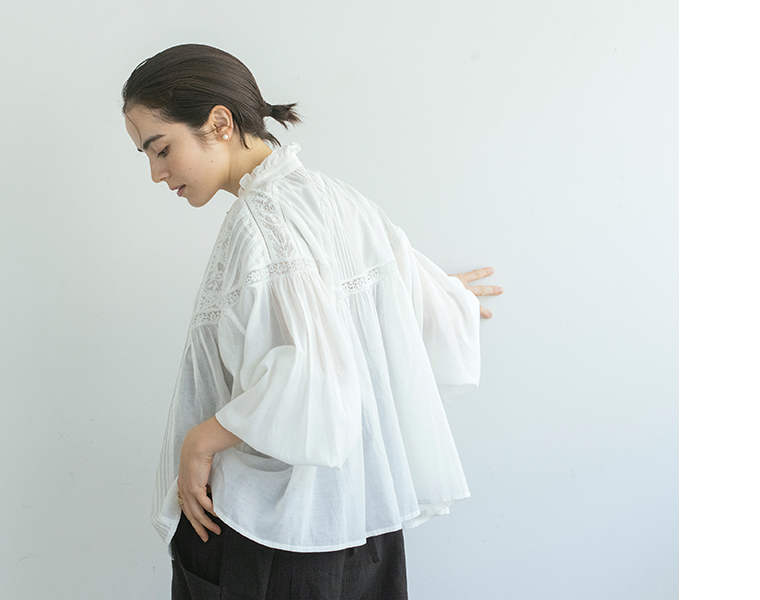 ピンタックレースブラウス（ホワイト）のレースヨークとギャザーを見せた女性モデルの後ろ姿