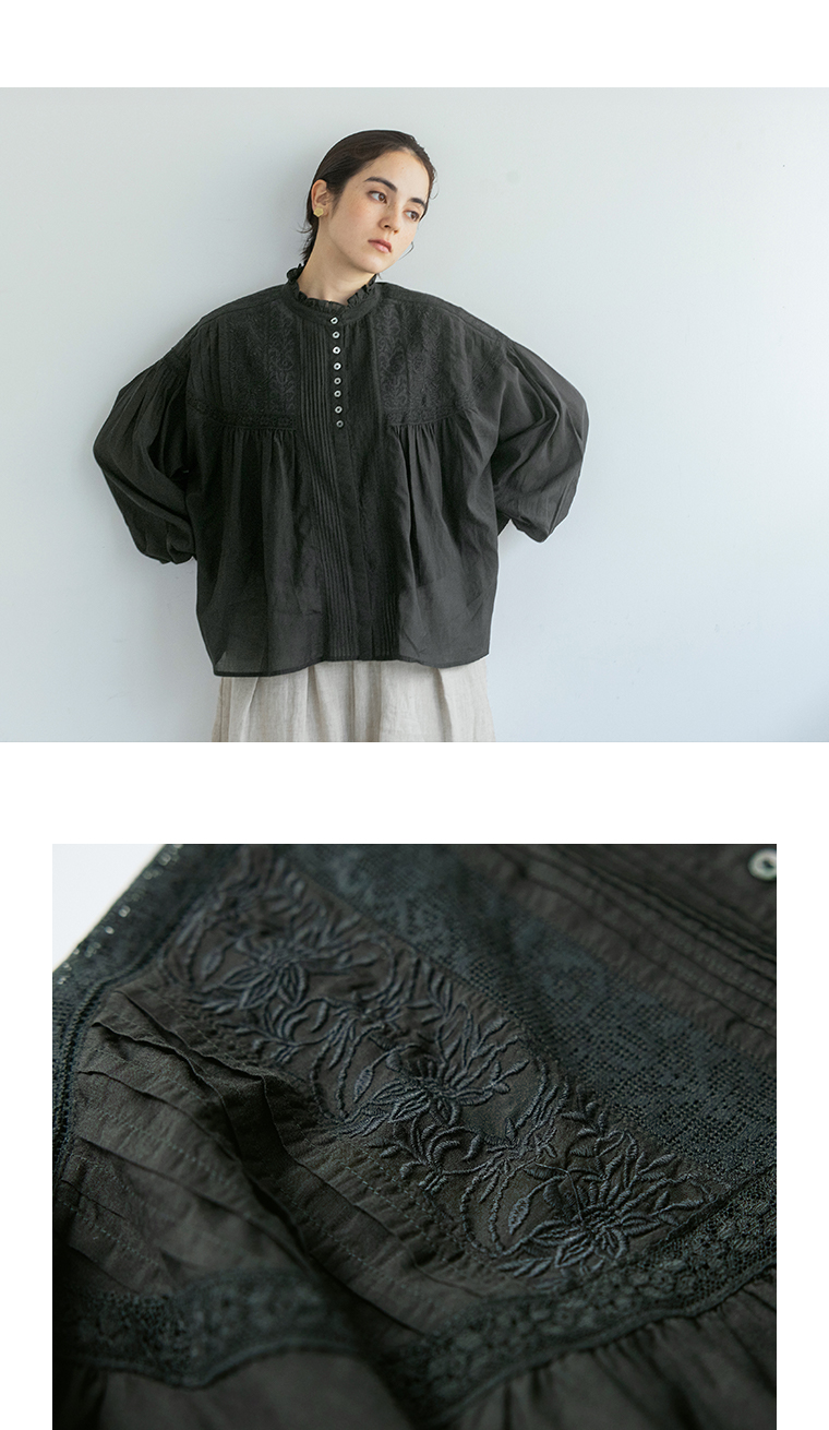 ピンタックレースブラウス（ブラック）の着用イメージと刺繍レースのディテール