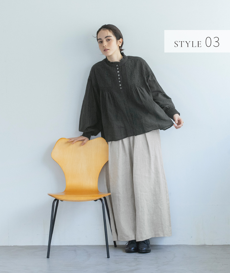 ピンタックレースブラウス（ブラック）とベージュのワイドパンツを合わせた女性モデルの全身スタイル