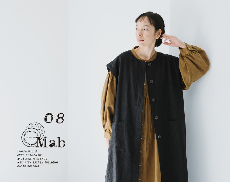 08Mab 9番手リネンロングベスト（ブラック）を着用した女性モデル