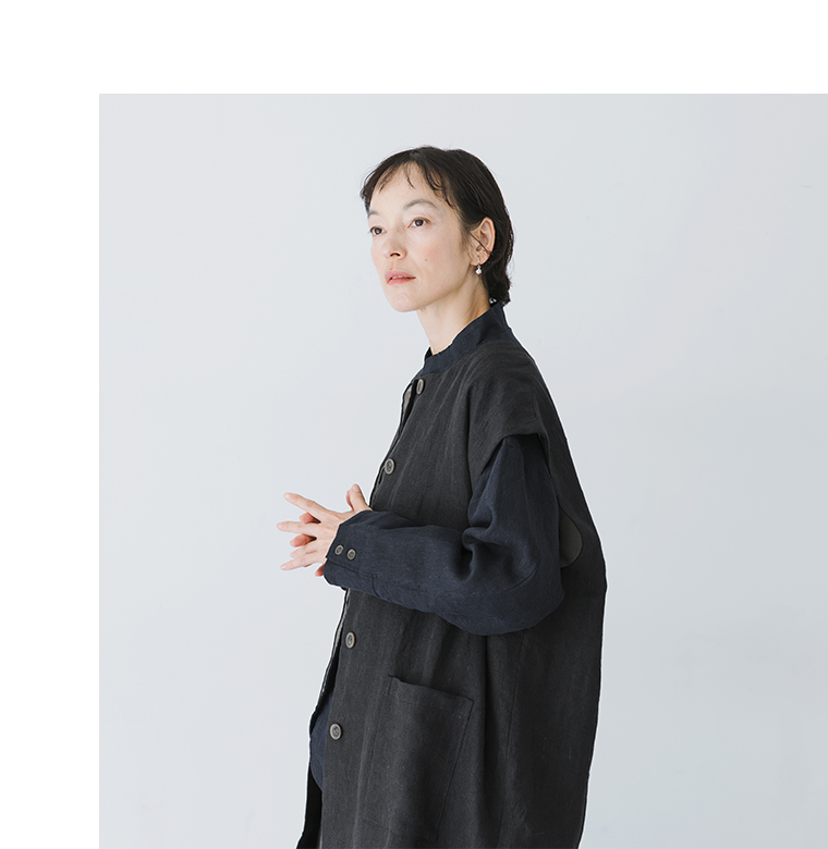 ブラックのロングベストの広いアームホールとサイドシルエット