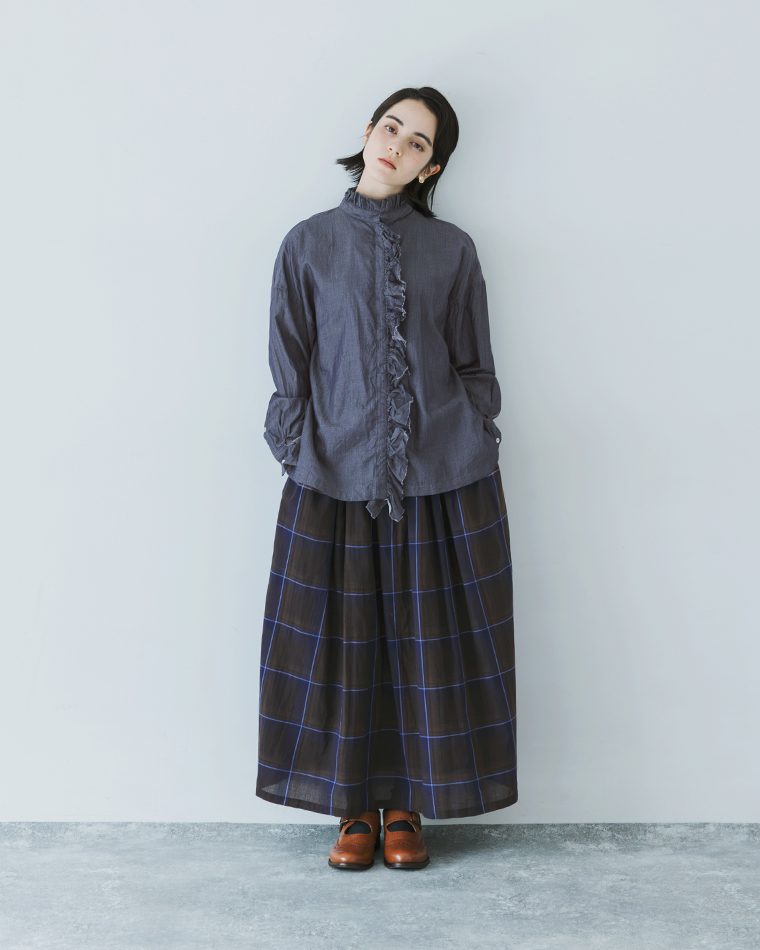 ichi 前立てフリルシャツ（ネイビー）にチェック柄スカートを合わせたコーディネート商品画像