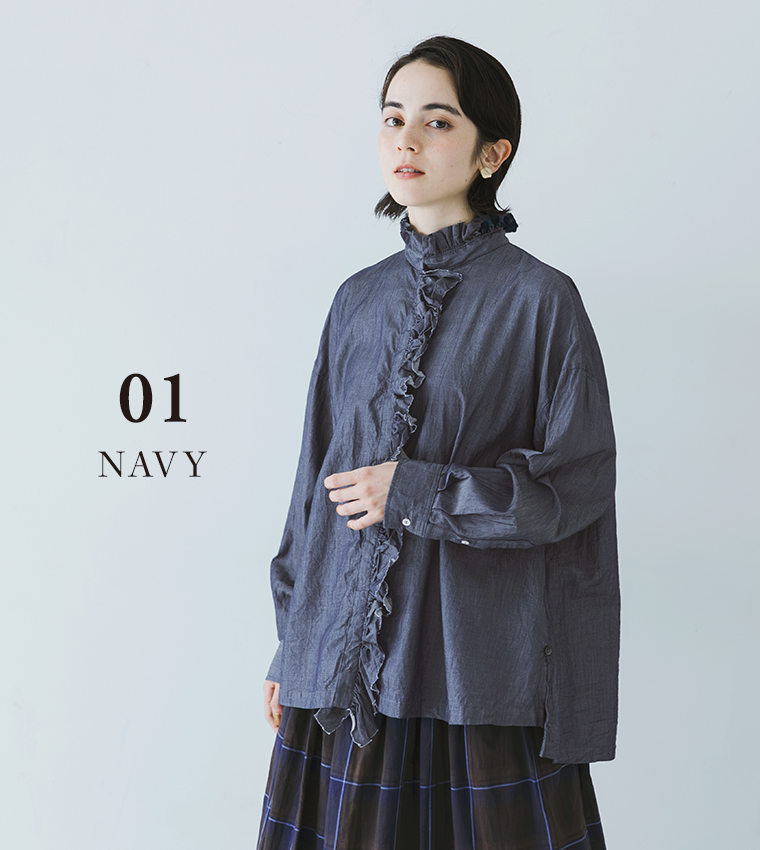 ichi 前立てフリルシャツ（ネイビー）の着用イメージとフリルディテールがわかる商品画像
