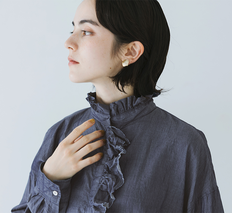 ichi 前立てフリルシャツ（ネイビー）の首元フリルディテールがわかる商品画像