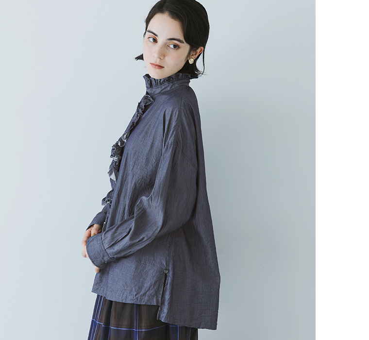 ichi 前立てフリルシャツ（ネイビー）のサイドシルエットと前後差のある裾デザインがわかる商品画像