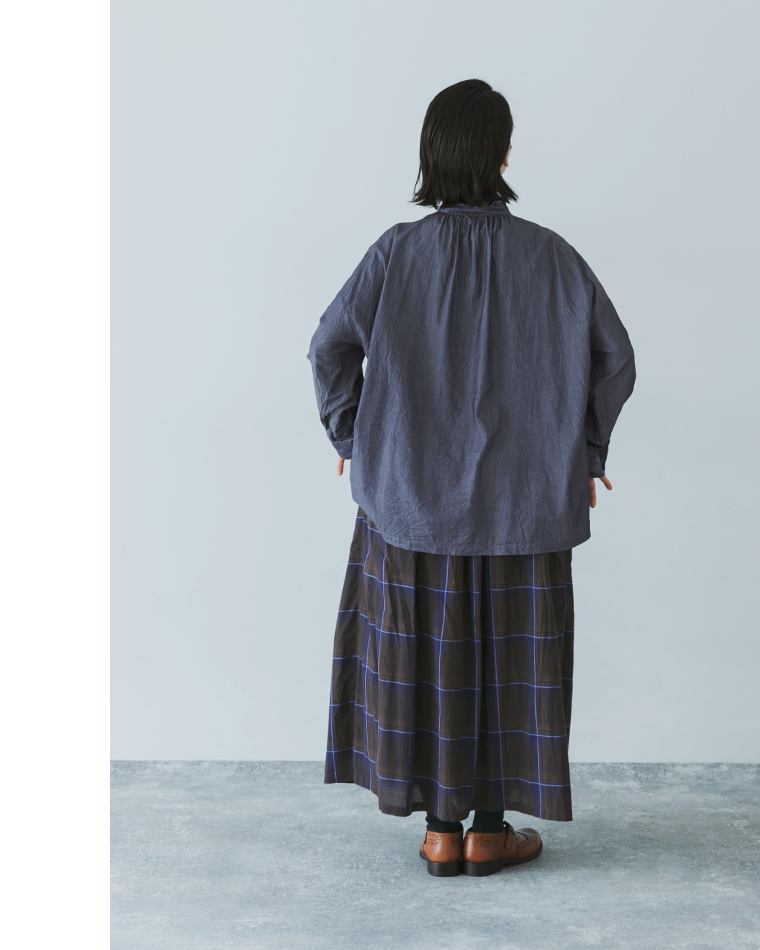ichi 前立てフリルシャツ（ネイビー）のバックシルエットと後ろ身頃のギャザーディテールがわかる商品画像