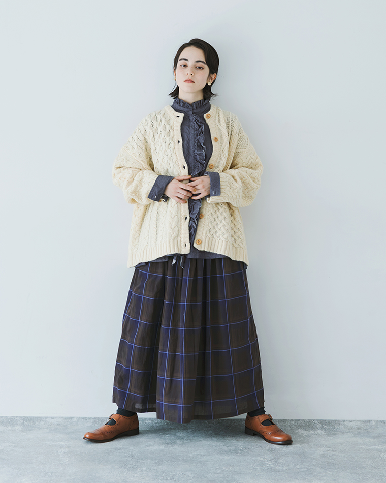 ichi 前立てフリルシャツ（ネイビー）にケーブル編みカーディガンを重ねたコーディネート商品画像