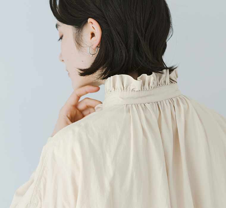 ichi 前立てフリルシャツ（スモークベージュ）の後ろ襟フリルと、背中のギャザーディテールがわかる商品画像