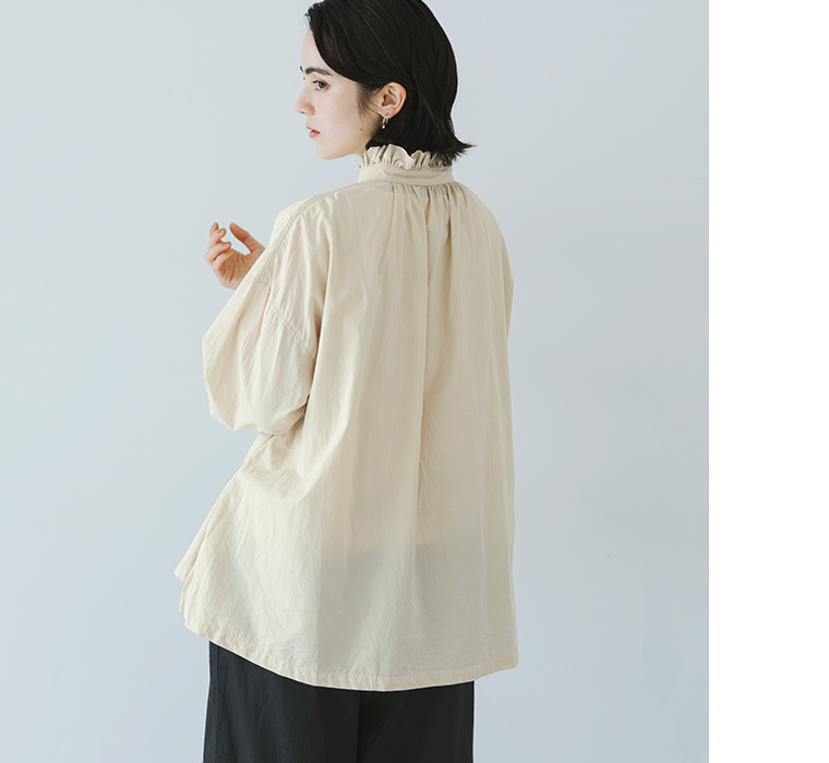 ichi 前立てフリルシャツ（スモークベージュ）のバックシルエットと、後ろ襟のフリルデザインがわかる商品画像