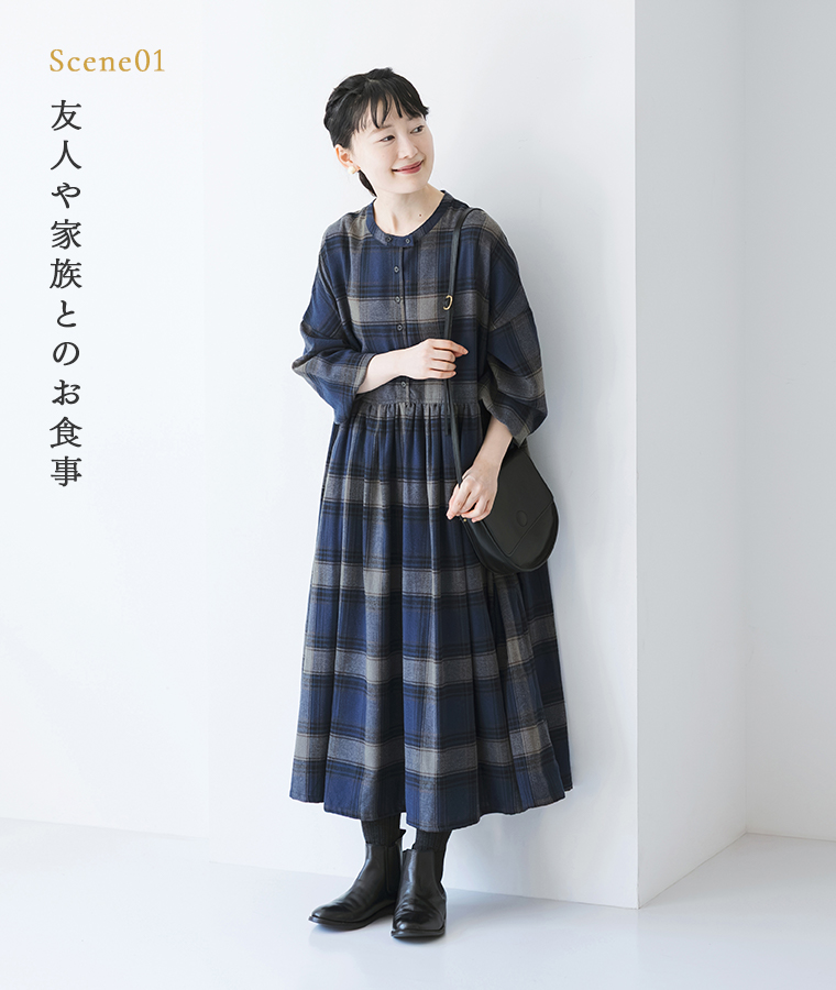 m.nのネルウエスト切替長袖ギャザーワンピースに黒のショルダーバッグとブーツを合わせた全身コーディネート