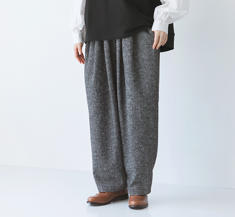 ゆったりとしたシルエットのウール混ネップテーパードパンツを正面から見せた着用カット