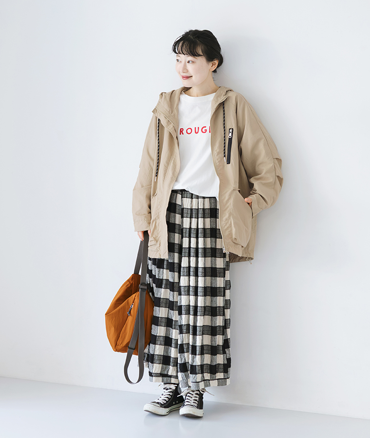 COLORKのシャカシャカミドルフードジャケットにチェック柄パンツとスニーカーを合わせたカジュアルコーディネート