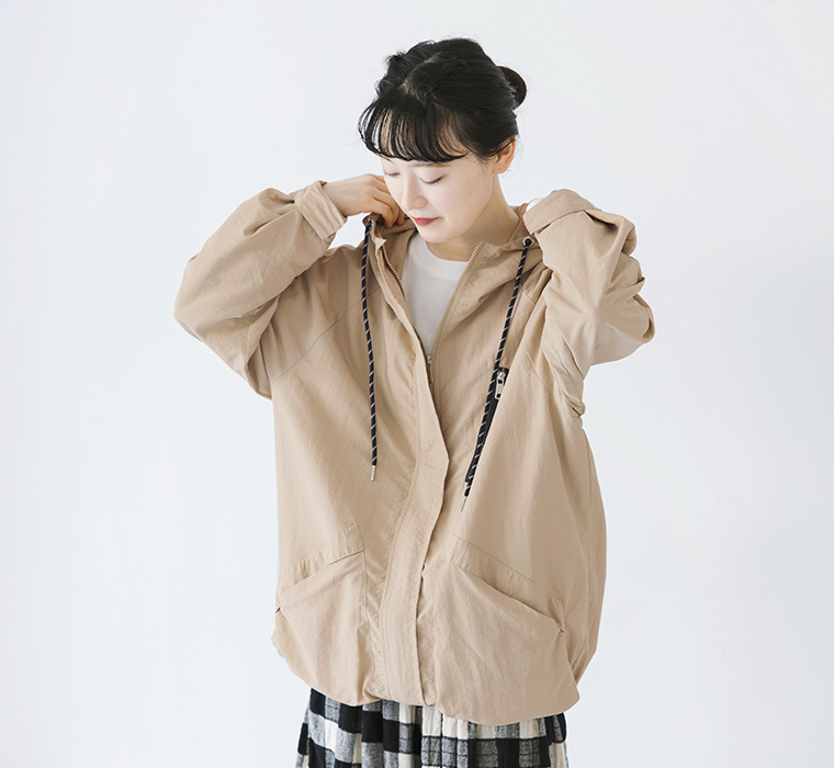 シャカシャカミドルフードジャケットのフードとゆったりとしたシルエットを見せた上半身カット