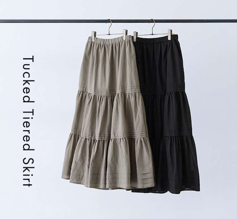 ライトカーキとブラックのタックティアードロングスカートを並べた2色のバリエーションカット