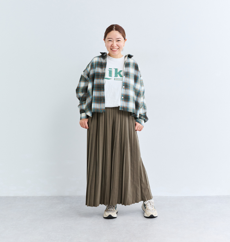 &yarn1枚で着映えるプリーツパンツをチェックシャツとロゴTシャツでカジュアルに合わせたコーディネート