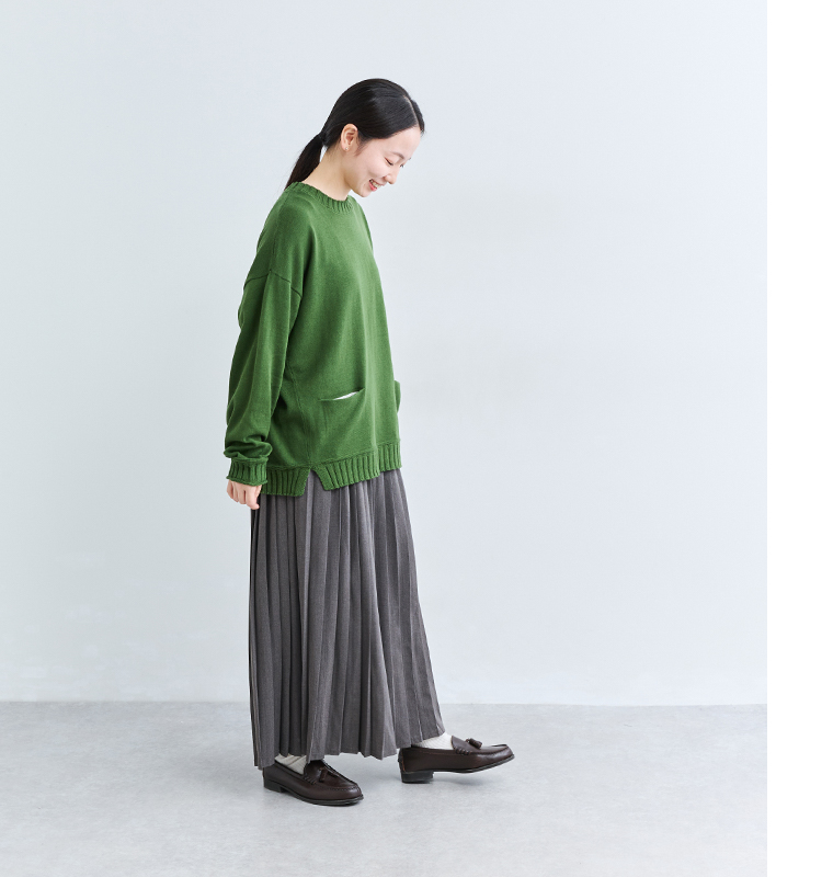 &yarn1枚で着映えるプリーツパンツにグリーンのニットを合わせたコーディネート